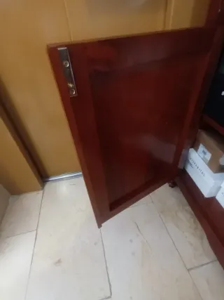 Vitrina de madera maciza con puertas de cristal