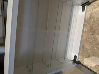 Vitrina cristal y madera blanca pequeña