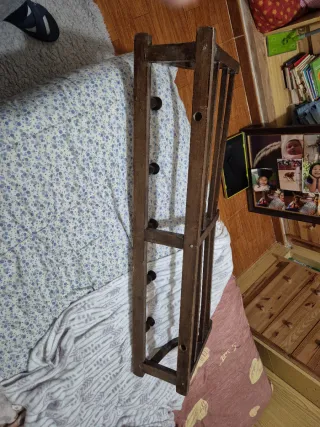 Perchero de pared de madera maciza en buen estado.