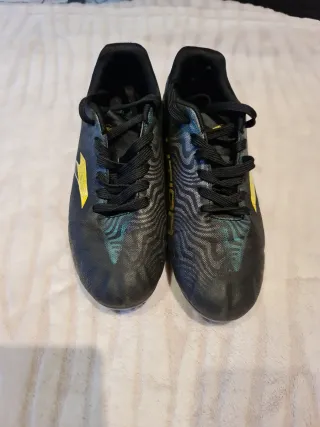 Zapatillas Fútbol Joma Negras y Doradas