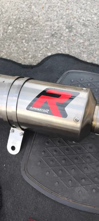 Cola de escape Dominator R