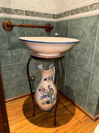 Palanganero de cerámica con jarra decorada