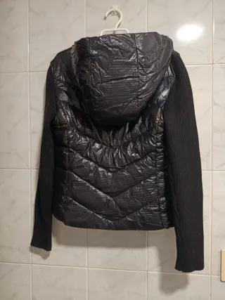 Chaqueta Stradivarius acolchada negra