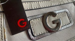 Monedero Guess Blanco y Plateado
