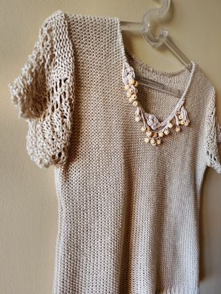 Blusa tejida beige con apliques de madera