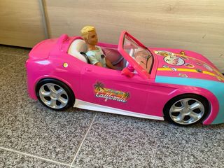 Coche rosa Barbie con muñeco Ken y Barbies
