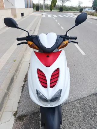 Yamaha Aerox 49cc Scooter Roja y Blanca