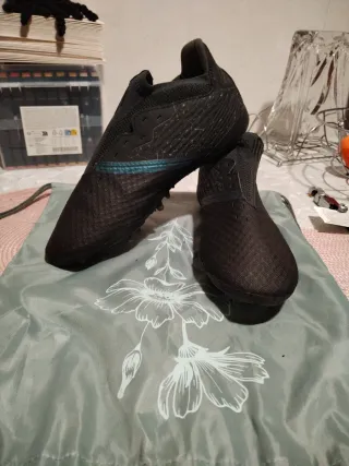 Botas de fútbol y espinilleras