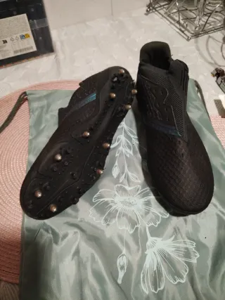 Botas de fútbol y espinilleras