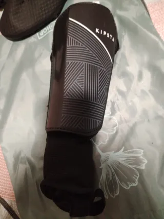 Botas de fútbol y espinilleras