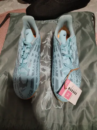 Botas de fútbol y espinilleras