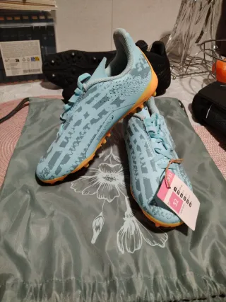 Botas de fútbol y espinilleras