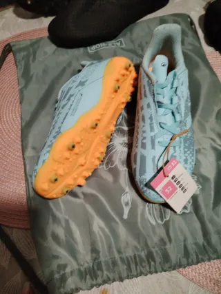 Botas de fútbol y espinilleras