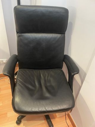 Sillón de oficina de piel negro