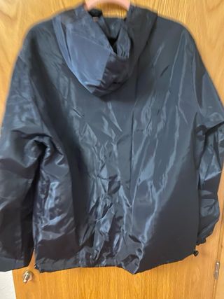 Chubasquero cortavientos FBI azul