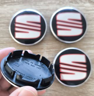 TAPABUJES SEAT 56mm NEGROS CON EMBLEMA PLATA ROJO