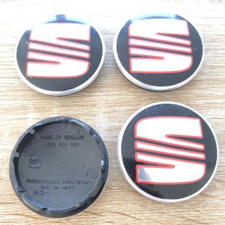 TAPABUJES SEAT 56mm NEGROS CON EMBLEMA PLATA ROJO