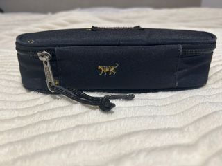 Estuche Eastpak negro con estampado