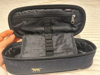 Estuche Eastpak negro con estampado
