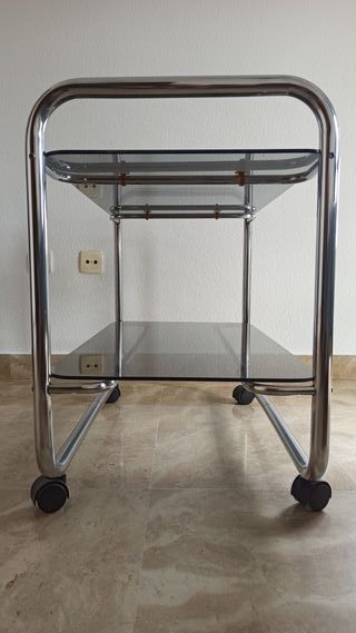 Mesa auxiliar TV cromada con ruedas y 2 bandejas.