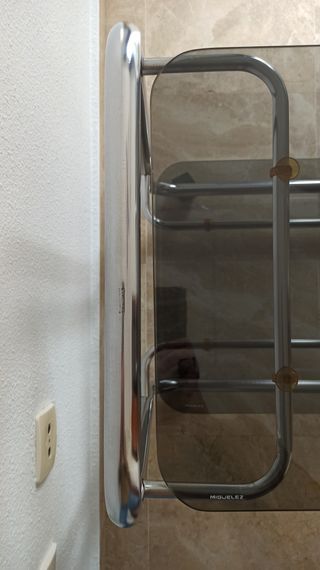 Mesa auxiliar TV cromada con ruedas y 2 bandejas.