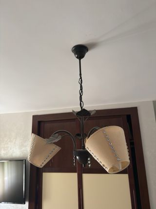 Lámpara de techo beige y dorada