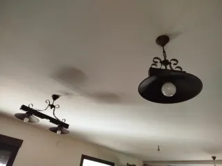 Dos Lámparas colgantes rústicas de metal