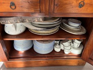 Alacena de madera con vitrina