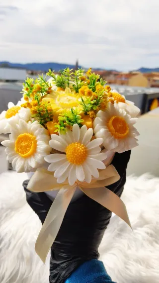 Ramo di candele profumate con fiori di margherita