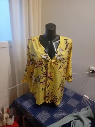Camisa amarilla estampada