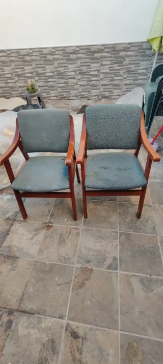 2 Sillones de madera y tela