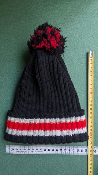 Gorro de lana vintage negro, rojo y blanco