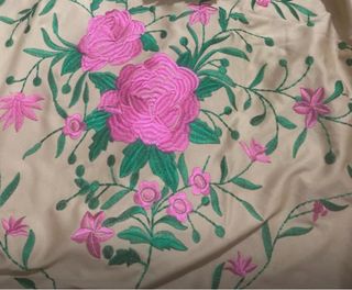 Traje de flamenca beige con flores rosas