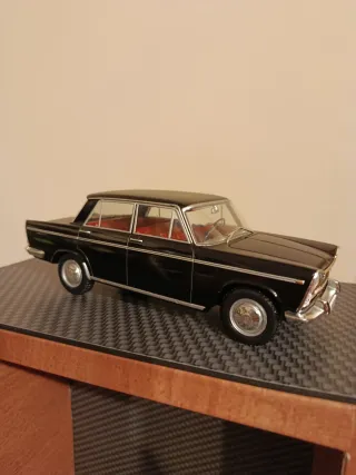 Coche SEAT 1500 escala 1:24 Salvat