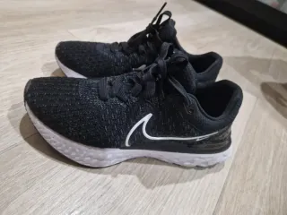 Zapatilla Nike Running Negra y Blanca