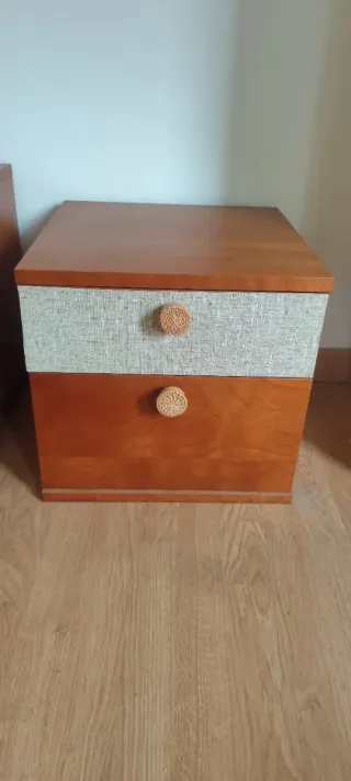 Pareja de mesitas de noche de madera