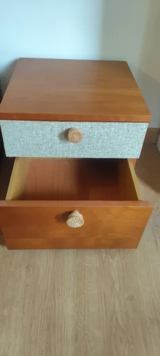 Pareja de mesitas de noche de madera