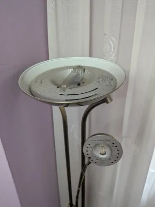 Lámpara de pie dorada con luz auxiliar