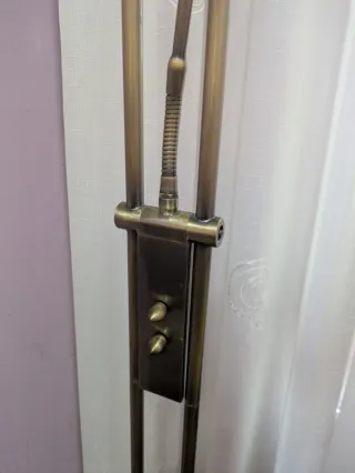 Lámpara de pie dorada con luz auxiliar