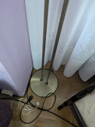 Lámpara de pie dorada con luz auxiliar