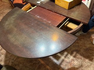 Mesa de comedor redonda de madera