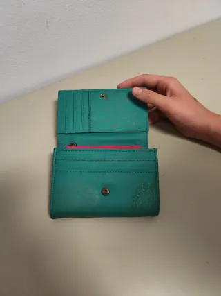 Cartera Desigual turquesa con grabado