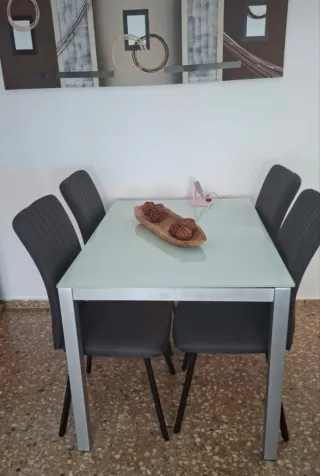 Mesa de comedor  o cocina de cristal y metal