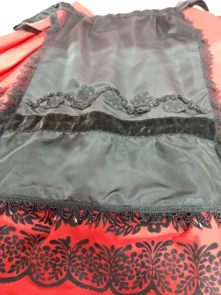 Traje regional completo con bordados.