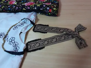 Traje regional completo con bordados.