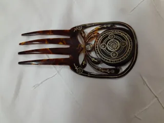 Traje regional completo con bordados.