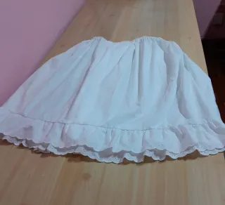 Traje regional completo con bordados.