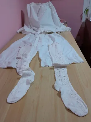 Traje regional completo con bordados.