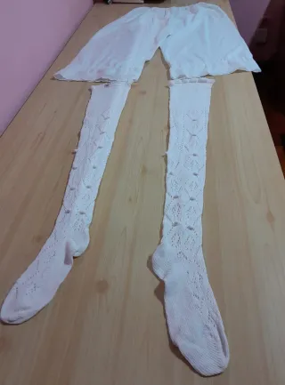Traje regional completo con bordados.