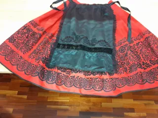 Traje regional completo con bordados.